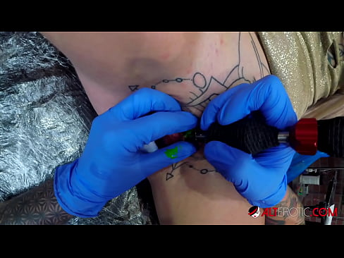 ❤️ Estremamente tatuato hottie Sully Savage ottenuto un tatuaggio sul suo clitoride ️❌ Sessoal it.pornplaybb.ru ☑